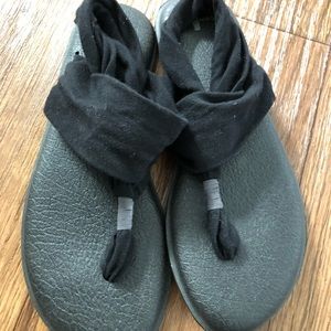 Black yoga mat sanuk sandals